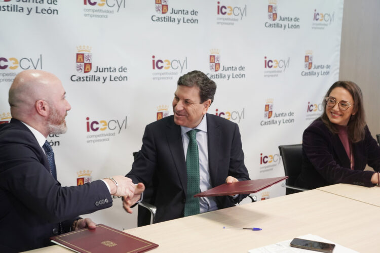 La Junta firma un protocolo para impulsar las exportaciones de queso 1 El presidente de la Asociación de la IGP Queso Castellano firma el acuerdo con los consejeros de Economía y de Agricultura. / Rubén Cacho