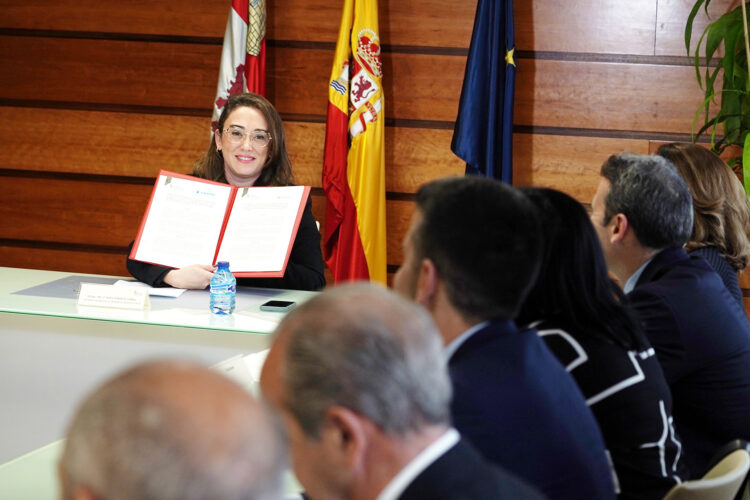 Ampliados los préstamos para la industria agroalimentaria hasta dos millones de euros en dos años 1 Firma del convenio, este viernes. / Rubén Cacho