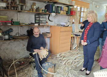 Leticia García visita uno de los talleres de cestería de Montemayor del Río, Salamanca. / JCYL