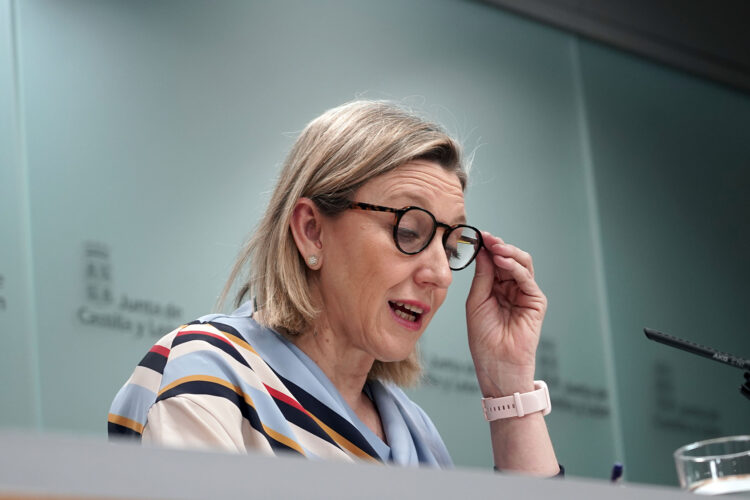 La vicepresidenta de la Junta y consejera de Familia, Isabel Blanco, comparece en rueda de prensa tras el Consejo de Gobierno. / Rubén Cacho