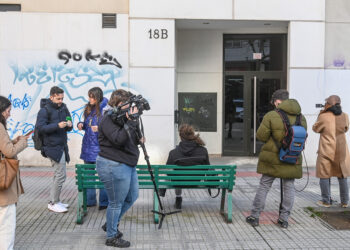 Portal de la vivienda donde tuvo lugar el crimen. / Ricardo Ordóñez