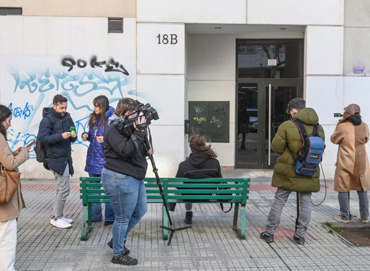 Detienen al marido de la mujer hallada muerta en Salinillas de Bureba, Burgos 1 Portal de la vivienda donde tuvo lugar el crimen. / Ricardo Ordóñez