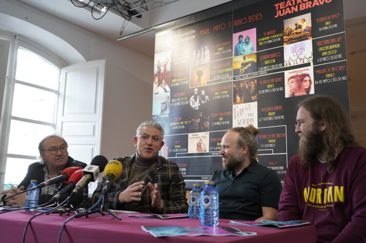 El Juan Bravo cierra curso con Olivia Molina, Luisa Martín y María Adánez como protagonistas 1 Marco Antonio Costa y José María Bravo en la presentación del programa. / DIPUTACIÓN