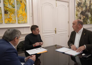 Miguel Ángel de Vicente en su reunión con el alcalde de Valtiendas. / DIPUTACIÓN