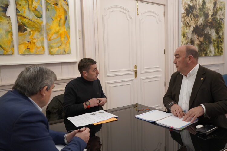 La Denominación de Origen Valtiendas más cerca de ser una realidad 1 Miguel Ángel de Vicente en su reunión con el alcalde de Valtiendas. / DIPUTACIÓN