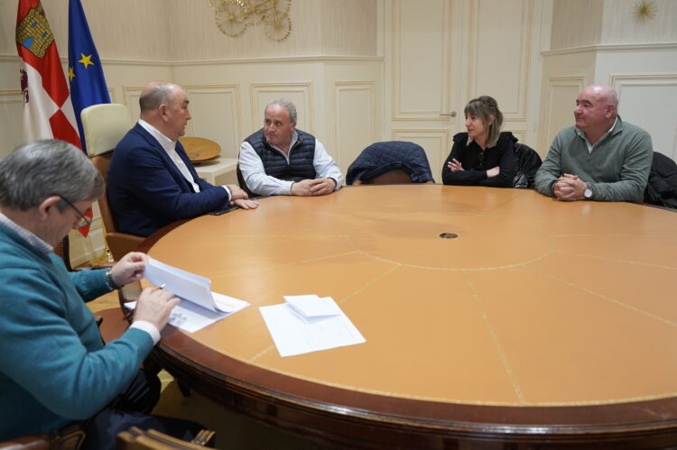 Reunión con la corporación municipal de Lovingos / DIPUTACIÓN DE SEGOVIA