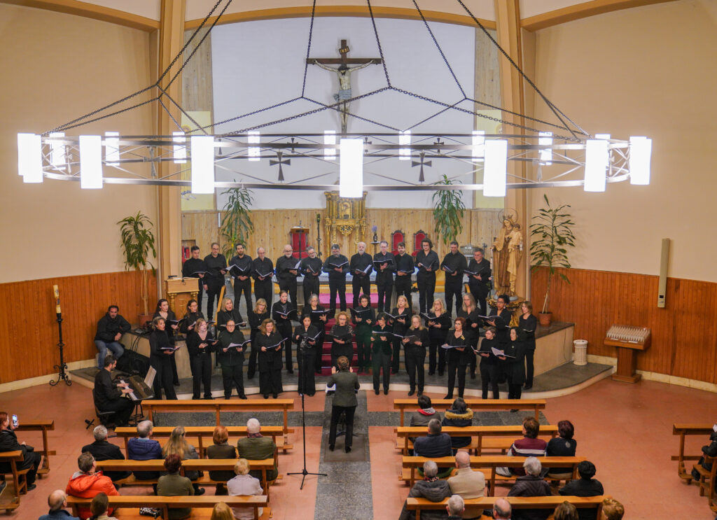La Sinfónica abre la Semana de Música Sacra 2 Coral ágora en un concierto ofrecido en la iglesia del Carmen. / E.A.