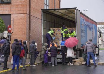 Reparto Agua Embotellada en el barrio El Carmen / Héctor Criado
