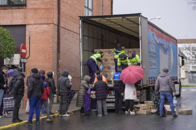 Reparto Agua Embotellada en el barrio El Carmen / Héctor Criado