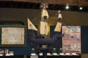 Varias piezas que se pueden ver en la exposición “La botica en las expediciones de Magallanes, Elcano y Pedrarias Dávila”.