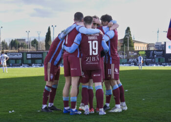 Los jugadores de la Segoviana celebran el gol de Abel Pascual en el encuentro entre Segoviana y Cultural celebrado en La Albuera./HÉCTOR CRIADO