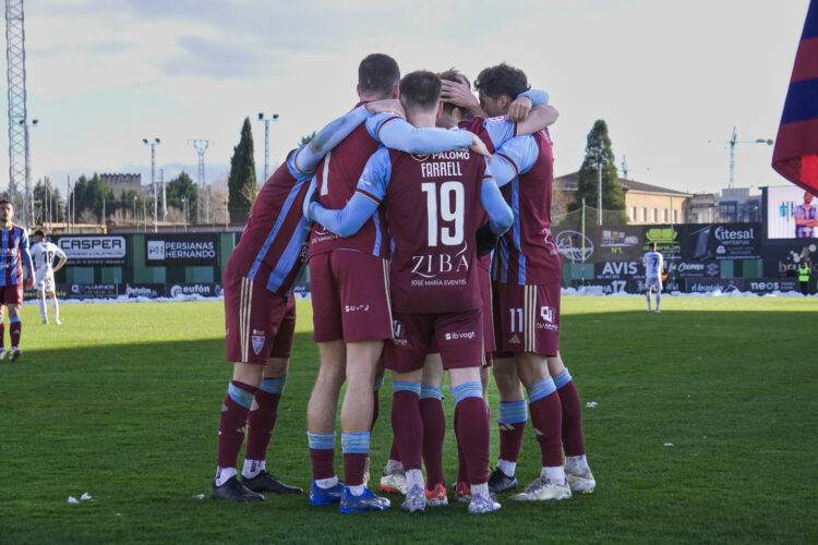 Los jugadores de la Segoviana celebran el gol de Abel Pascual en el encuentro entre Segoviana y Cultural celebrado en La Albuera./HÉCTOR CRIADO