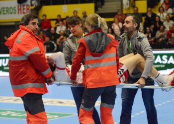 Adrián Nolasco se retira en camilla de la cancha tras sufrir un golpe en su rodilla en un choque con el visitante Mosquera./ AMADOR MARUGÁN
