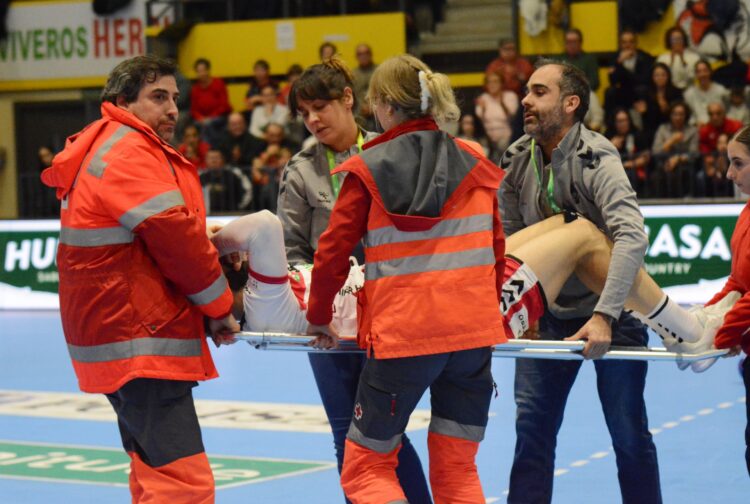 Adrián Nolasco se retira en camilla de la cancha tras sufrir un golpe en su rodilla en un choque con el visitante Mosquera./ AMADOR MARUGÁN