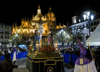 Procesión Viernes Santo 2024 a su paso por la plaza Mayor. / E.A.