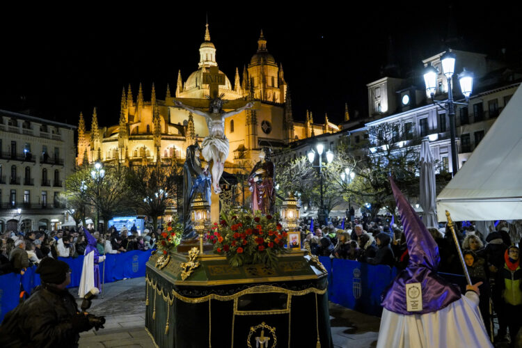 Procesión Viernes Santo 2024 a su paso por la plaza Mayor. / E.A.