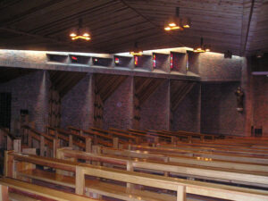 Interior de la nave de la iglesia del Padre Claret. Muro lateral y medianero con la Capilla Eucarística o de diario. 