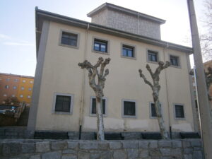 Fachada oeste correspondiente al ábside, que destaca en altura, y el cuerpo adosado que se prolonga por lado norte. Fotografía de la autora.