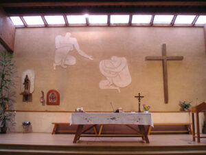 Muro de fondo del presbiterio. Esgrafiado sobre la Creación del Hombre, obra de Mariano Carabias.