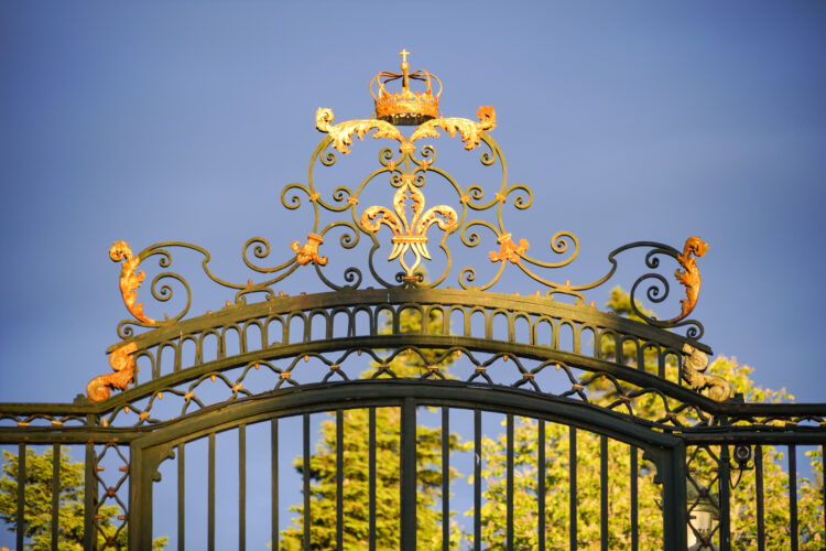 Puerta de acceso a los jardines