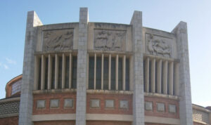 Detalle de la fachada principal de la iglesia de Nuestra Señora del Carmen. 