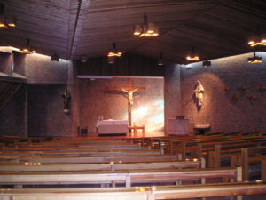Interior de la nave de la iglesia del Colegio Padre Claret, hacia el presbiterio. 