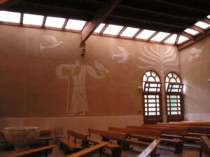 Interior de la nave. Muro lateral. Detalle del esgrafiado: San Juan con su símbolo, el águila, en la mano, obra de Mariano Carabias.