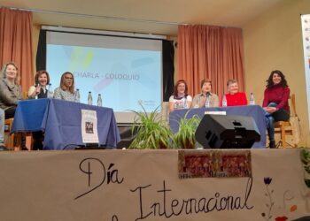 Las participantes en la mesa redonda que acogió el Salón Cultural La Pedrazuela./ L. MATARRANZ