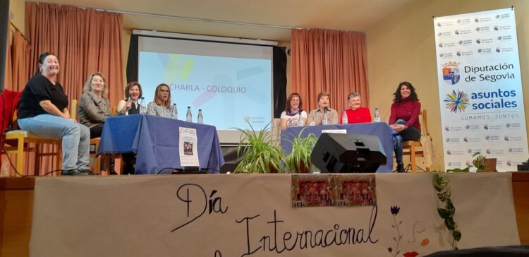 Las participantes en la mesa redonda que acogió el Salón Cultural La Pedrazuela./ L. MATARRANZ