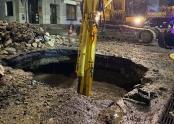 El socavón abierto en la travesía de San Rafael./AYUNTAMIENTO DE EL ESPINAR