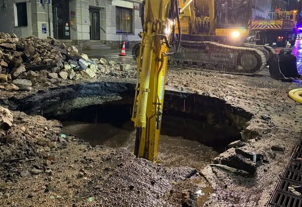 El socavón abierto en la travesía de San Rafael./AYUNTAMIENTO DE EL ESPINAR