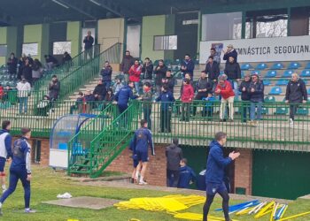 Los jugadores de la Segoviana saludan a los aficionados que se acercaron al campo de La Albuera para animar al equipo./ JUAN MARTÍN-G. SEGOVIANA