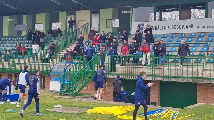 Los jugadores de la Segoviana saludan a los aficionados que se acercaron al campo de La Albuera para animar al equipo./ JUAN MARTÍN-G. SEGOVIANA
