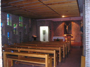 Interior de la Capilla Eucarística de la iglesia del Colegio Padre Claret. Al fondo, izquierda, la entrada al Tabernáculo.