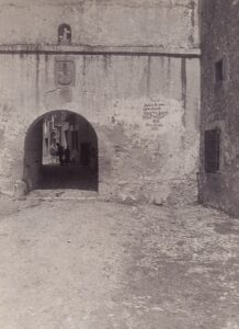 5 Puerta de la villa copia