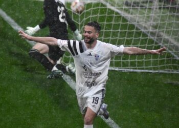 Farrel comienza a celebrar el primer gol de la Segoviana ante el filial bilbaíno. / JUAN MARTÍN-G. SEGOVIANA