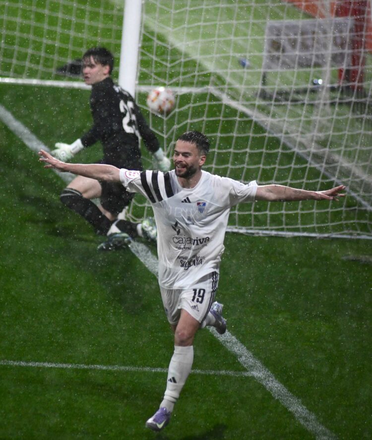 Farrel comienza a celebrar el primer gol de la Segoviana ante el filial bilbaíno. / JUAN MARTÍN-G. SEGOVIANA