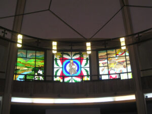 Interior de la iglesia de Nuestra Señora del Carmen. Detalle de las vidrieras de los ventanales sobre el coro.