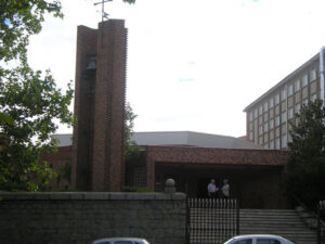Exterior de la iglesia del Colegio Padre Claret. Pórtico de entrada y torre.