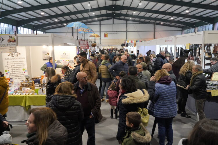 Cientos de visitantes en la jornada principal de la Feria de El Ángel 1 El mal tiempo llevó a que los pabellones cerrados se llenaran de visitantes.
