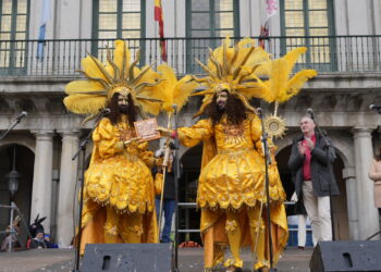 Javier Garcia y Fernando Segovia, vestidos de Rey Sol.