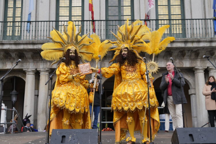 “Un homenaje a la historia, la cultura y la alegría de vivir” 1 Javier Garcia y Fernando Segovia, vestidos de Rey Sol.