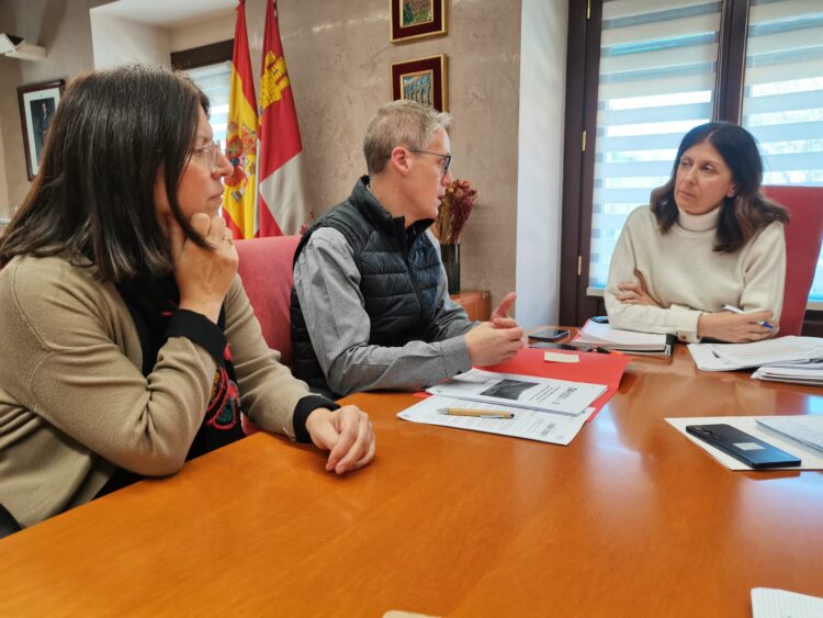 Reunión de la delegada y los alcaldes / JUNTA DE CASTILLA Y LEÓN