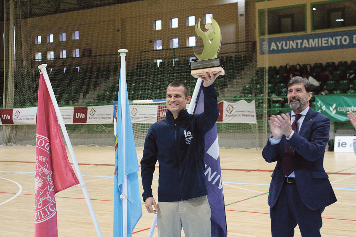 El Vicerrector entrega uno de los trofeos en la edición del 2024. / Sportfest 2024