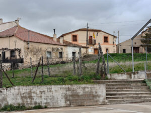 El Ayuntamiento de Sotillo se encuentra cerca del frontón.
