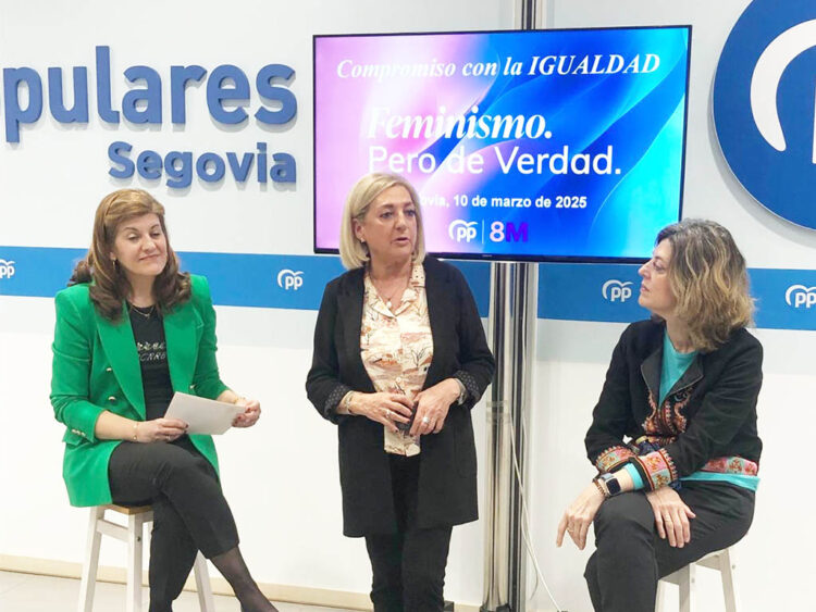 Azucena Suárez, Paloma Sanz y Mª Victoria Moreno.
