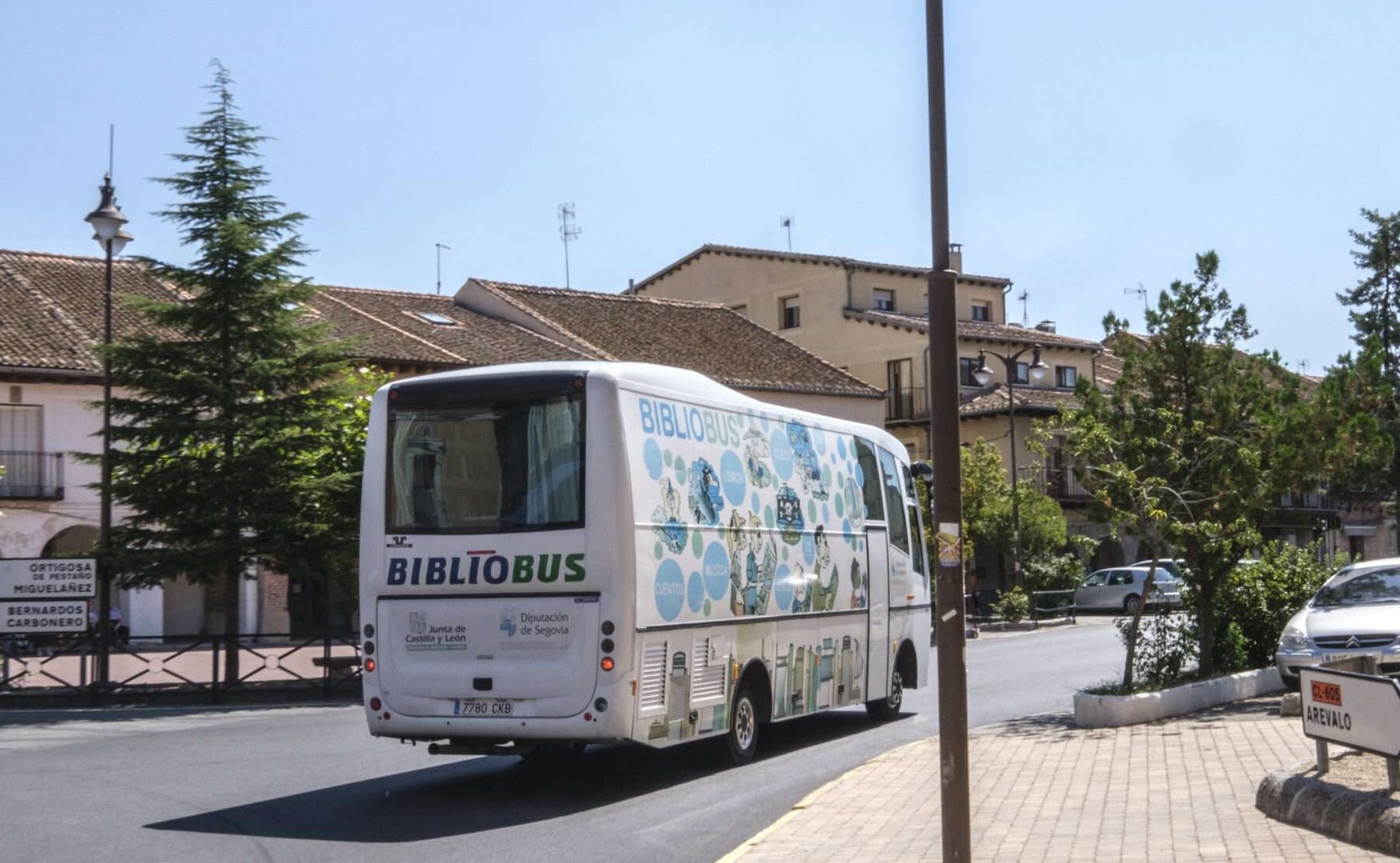 Bibliobús por un pueblo de la provincia.