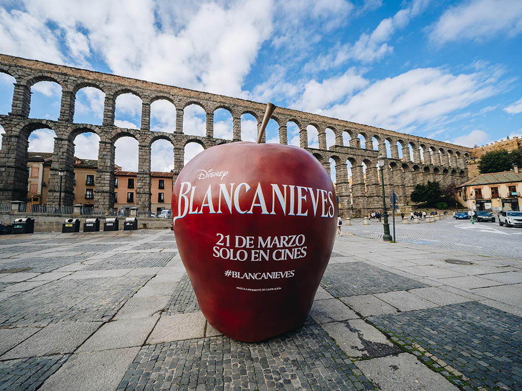 Manzana roja instalada a los pies del Acueducto de Segovia a modo promocional. / DISNEY