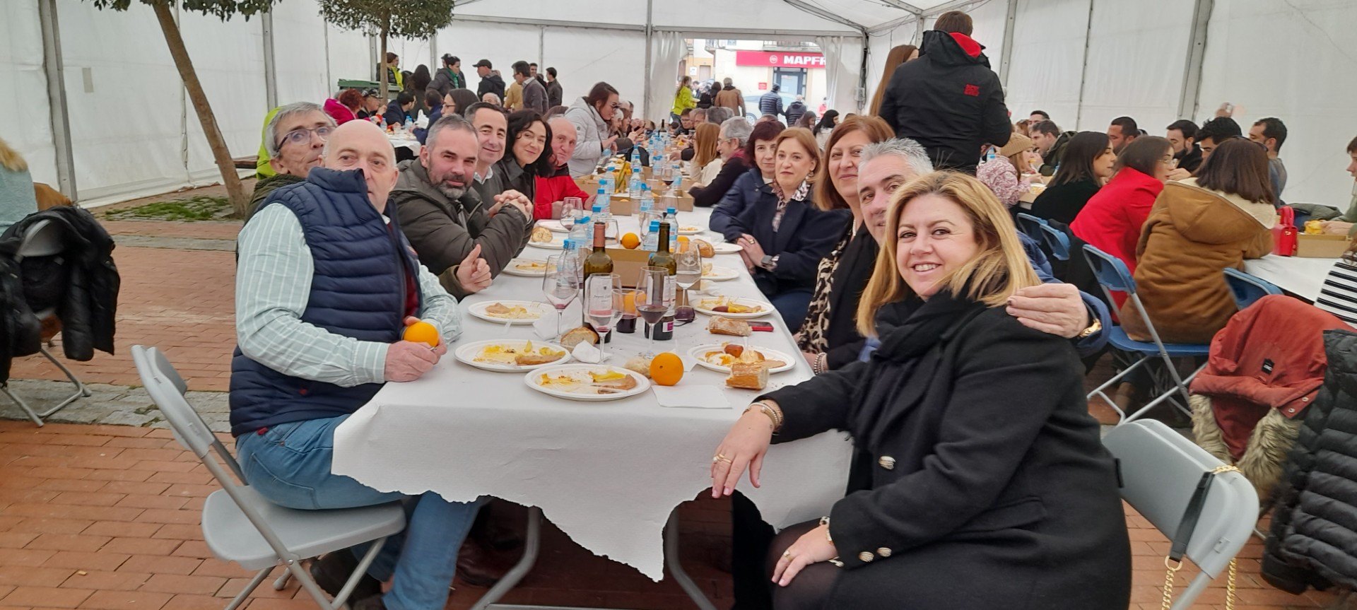 La Comisión de Festejos de Cantimpalos sirve más de 400 raciones en su comida popular 2 Instantes de la comida popular / LOURDES MATARRANZ