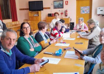 Participantes en el curso para el buen manejo de móviles LOURDES MATARANZ